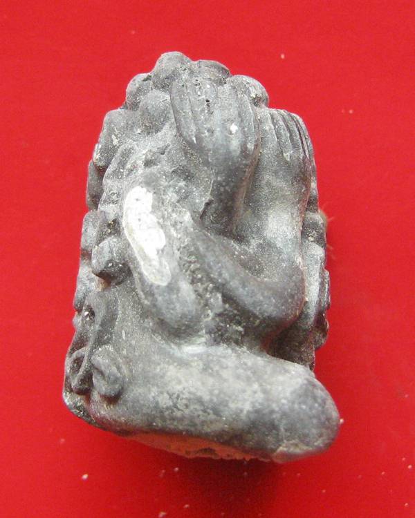 ของหายากคะ ปิดตาพิมพ์ชมภูนุช องค์นี้เป็นพิมพ์ต้นเเบบ เป็นเนื้อโลหะ ที่ อ.ตั้วท่านเอามาทำเป็นเเบบพิมพ