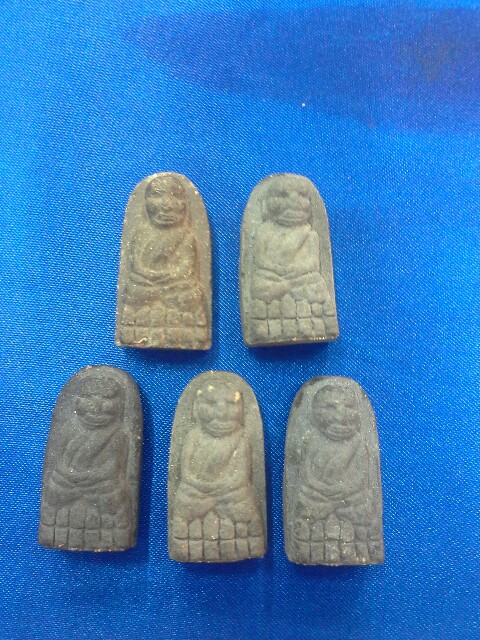 หลวงปู่ทวดพิมพ์พระรอดแข้งขีด..หลวงปู่หมุนปลุกเสก..ปี43