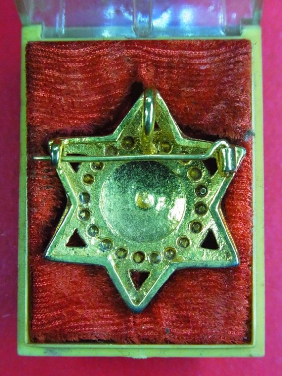 เข็มกลัดดาว 6แฉก แจกครั้งแรก ปี 2528 หลวงพ่อฤาษีลิงดำ วัดท่าซุง สภาพสวยสมบูรณ์พร้อมกล่องเดิม