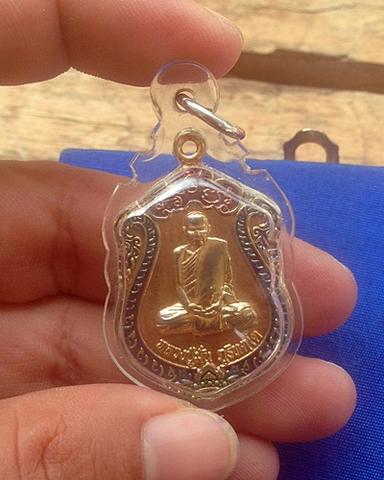 เหรียญหลวงปู่มั่น เนื้อกะไหล่ทอง ลงยา ศิษย์สายพระอาจารย์มั่นปลุกเสก