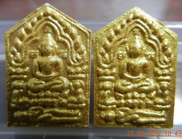 พระขุนแผน ยอดฉัตร พิมพ์เล็ก 2 องค์ ทาทอง ปี 2553 มูลนิธิหลวงปู่ทิม เคาะเดียวครับ