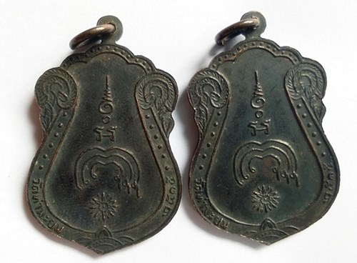 เหรียญหลวงพ่อแพ ปี15  สภาพสวยๆ ครับ จำนวน 2 เหรียญ ราคาเคาะเดียว