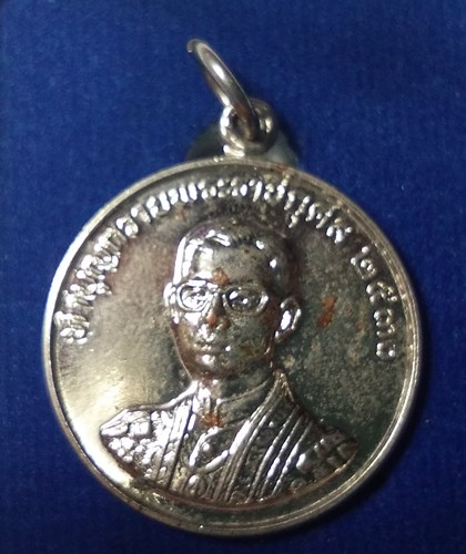 เหรียญในหลวง หลังหลวงพ่อฤาษี ลิงดำ ปี30  สภาพสวยๆครับ ราคาเคาะเดียว