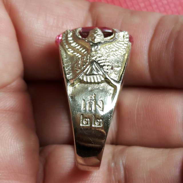 แหวนพญาครุฑ หลวงพ่อเส็ง วัดบางนา รุ่นแรก ปี 2522 สีพลอยชมพู ท้องวงค์เบอร์ 64