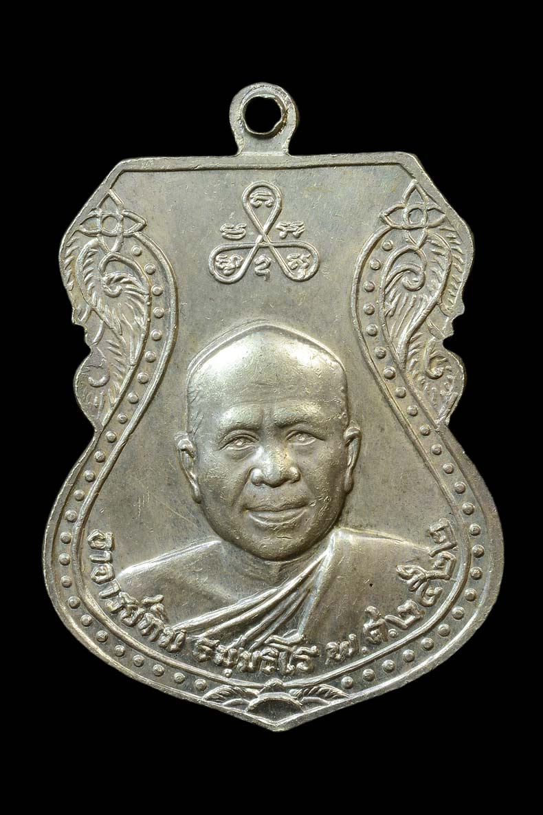 -เหรียญเสมาใหญ่ หลวงพ่อทวด วัดช้างให้ ปี 22 เนื้อเงิน บล๊อคนิยม ยันต์ชิดขอบ สวยครับ