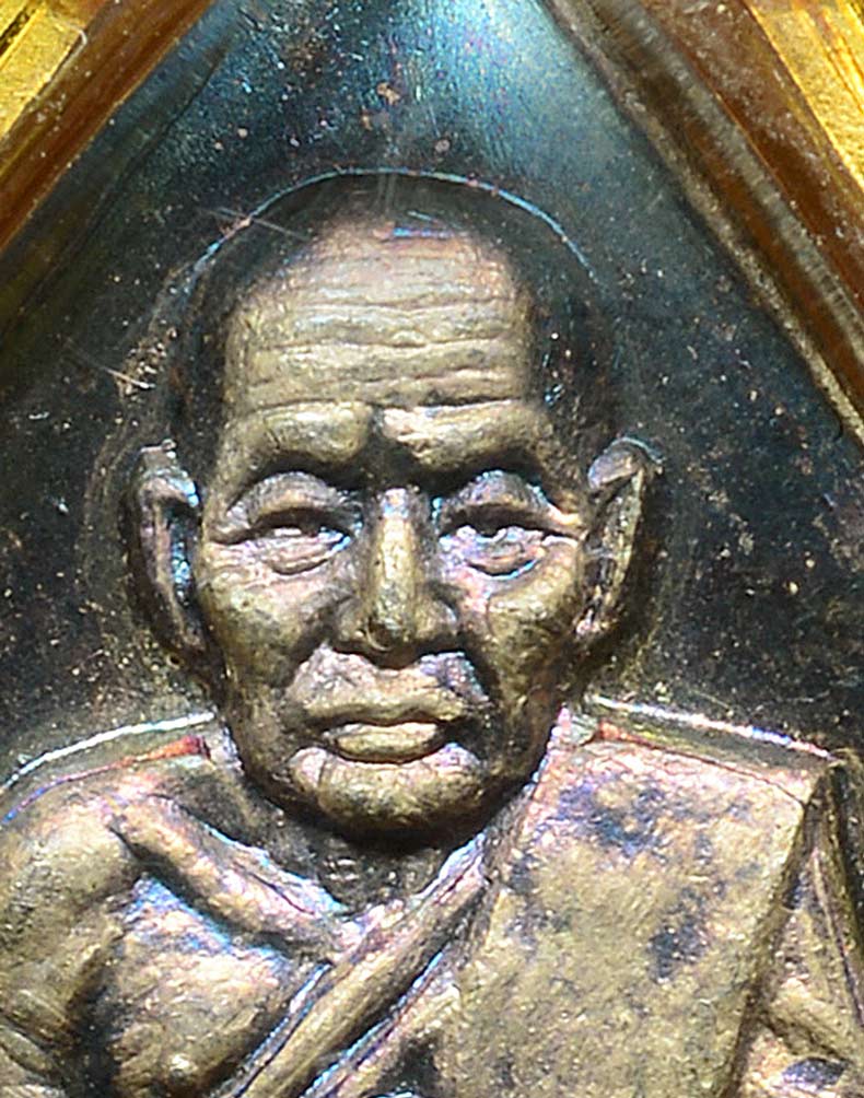 เหรียญหยดน้ำ หลวงปู่ทวด รุ่นทูลเกล้า เนื้อเงิน ปี2530 เลี่ยมทองพร้อมบูชาครับ