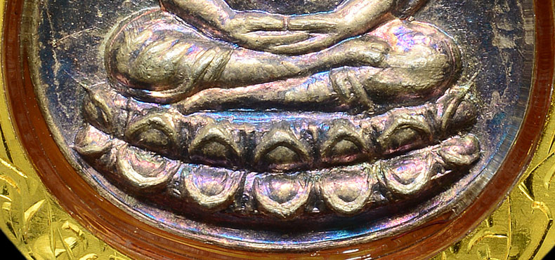 เหรียญหยดน้ำ หลวงปู่ทวด รุ่นทูลเกล้า เนื้อเงิน ปี2530 เลี่ยมทองพร้อมบูชาครับ