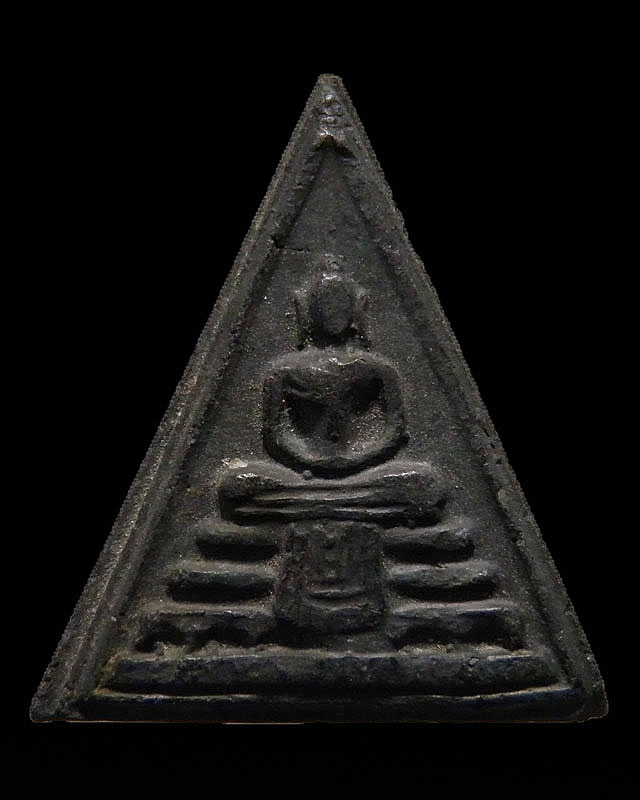 พระสมเด็จสามเหลี่ยม(หายาก) เจ้าคุณเที่ยง วัดระฆังฯ กรุงเทพฯ สร้างจากเนื้อดินหุ่นหรือดินไทย  