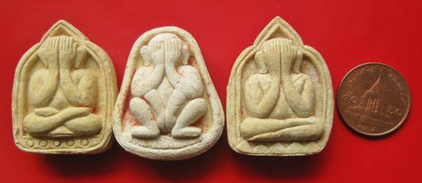 มา 3 องค์ ปิดตาผงมหาจักรพรรดิ์ พิมพ์บัวตุ่ม นั่งยอง บัวฟันปลา หลังตะกรุดจักรพรรดิ์ ปี 42 ร่วมสร้างอุ