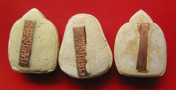 มา 3 องค์ ปิดตาผงมหาจักรพรรดิ์ พิมพ์บัวตุ่ม นั่งยอง บัวฟันปลา หลังตะกรุดจักรพรรดิ์ ปี 42 ร่วมสร้างอุ