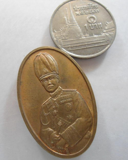 “ เหรียญเสด็จพ่อ ร.๕ พระปิยะมหาราช รุ่นเปิดพระบรมราชานุสาวรีย์ วัดพระธาตุแช่แห้ง จ.น่าน ปี2538 โดยกร