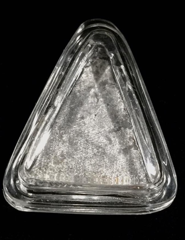 พระไฟลวกมือ พิมพ์สามเหลี่ยม (หลวงพ่อฤาษีลิงดำ) วัดท่าซุง