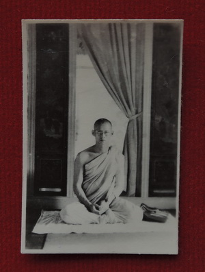 รูปถ่ายขาวดำ ทรงผนวช ขนาดห้อยคอ หลังปั้มตราวัดบวรฯ หลวงปู่โต๊ะ หลวงพ่อเงิน หลวงพ่อเย่อ ร่วมปลุกเสก