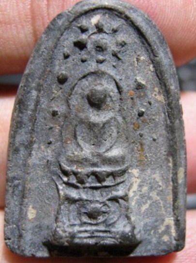 พระพิมพ์บัวเล็บช้าง เนื้อดิน กรุวัดชนะสงคราม กรุงเทพฯ สภาพพอสวย