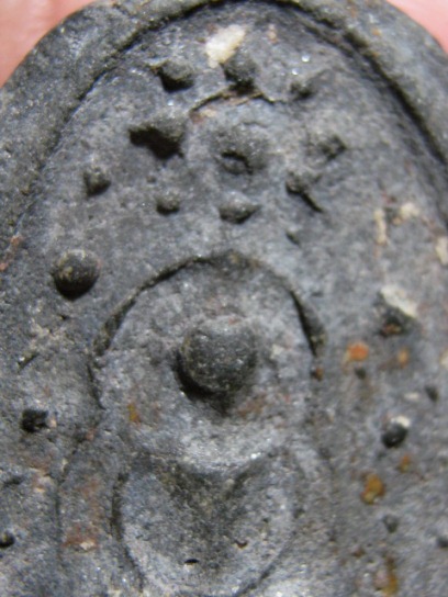 พระพิมพ์บัวเล็บช้าง เนื้อดิน กรุวัดชนะสงคราม กรุงเทพฯ สภาพพอสวย