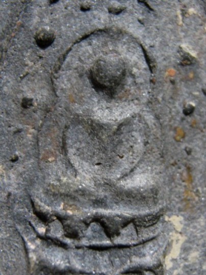 พระพิมพ์บัวเล็บช้าง เนื้อดิน กรุวัดชนะสงคราม กรุงเทพฯ สภาพพอสวย