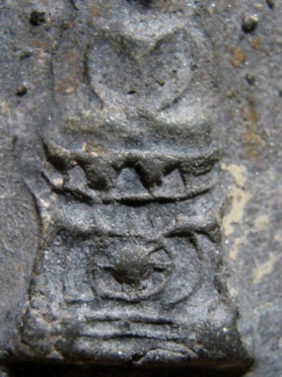 พระพิมพ์บัวเล็บช้าง เนื้อดิน กรุวัดชนะสงคราม กรุงเทพฯ สภาพพอสวย