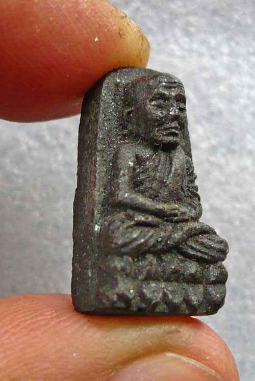 เคาะเดียววัดใจ... หลวงปู่ทวด พิมพ์พระรอด ปี24 หายาก พร้อมบัตร จมูกโด่งๆ พร้อมกล่อง 