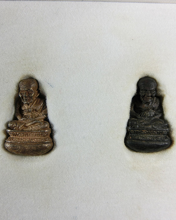 หลวงปู่ทวด รูปหล่อเบ้าทุบ เนื้อเงิน นวะโลหะ รุ่นแรก ปี 2540 หมายเลข ๗๖๕