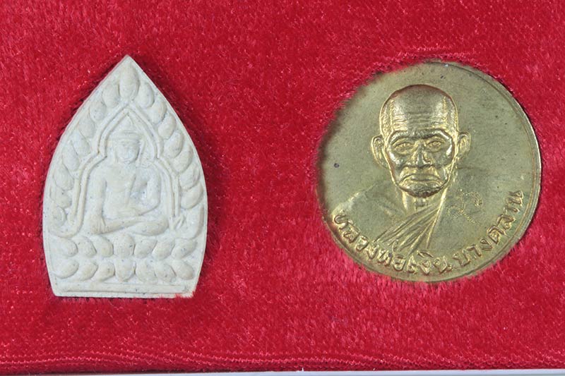 ชุดพระผงเจ้าสัว-เหรียยขวัญถุงมหาเศรษฐี เนื้อระฆังเก่า หลวงพ่อเงิน รุ่นสิริโลกนาถ ปี ๒๕๓๖ # 2