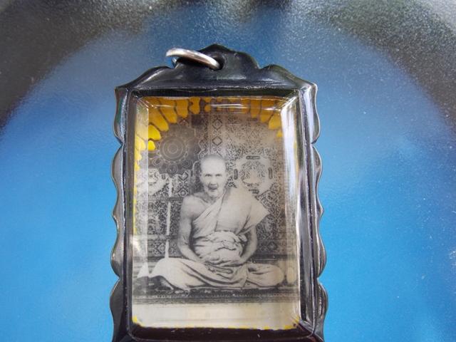 รูปถ่ายพัดเดี่ยว หลวงปู่เผือก วัดกิ่งเเก้ว ปี 2502 กรอบพลาสติดกันน้ำ ขนาดรูป 2.5*3.5 ซม.