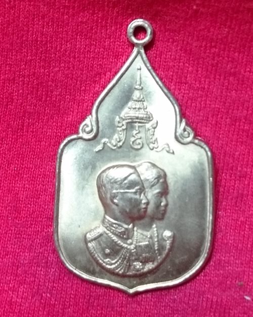เหรียญในหลวงคู่พระราชินี เนื้ออัลปาก้า(พระราชพิธีสมโภชช้างเผือก3เชือก ณ จังหวัดเพชรบุรี พ.ศ.2521)