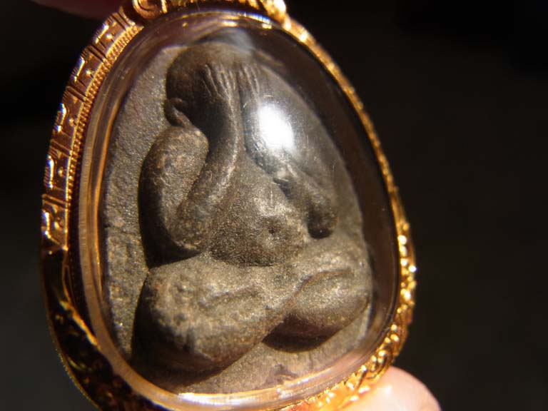 พระปิดตาหลวงปู่โต๊ะ วัดประดู่ฉิมพลี พิมพ์หลังยันต์ดวงเล็ก เนื้อผงใบลาน สาพสวยครับ