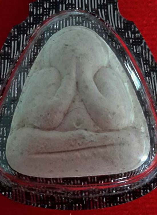 พระปิดตารุ่นแรก หลวงปู่หมุน พิธีเจริญลาภ ปี42 ผสมผงพุทธคุณ ผสมเกษา จีวร