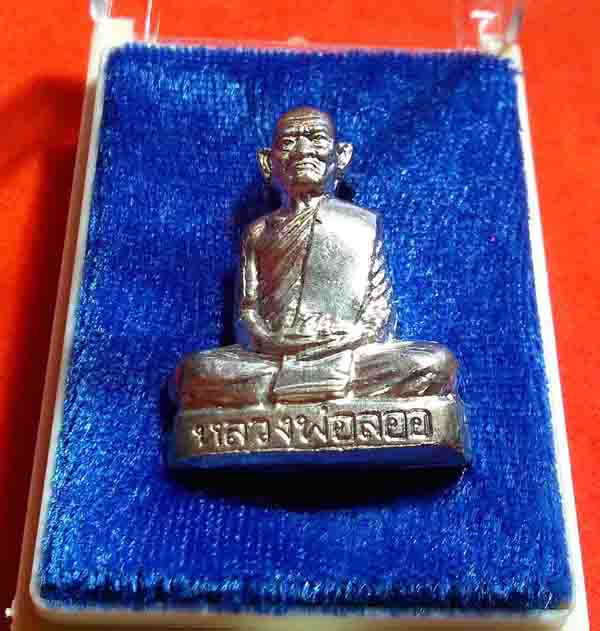 รูปหล่อปั๊มหลวงพ่อลออ นิ้วกระดก เนื้อเงิน วัดหนองหลวง เสาร์ 5 ปี 2553 (เคาะเดียว)