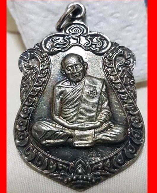 เหรียญเสมากะหลั่ยเงินสวยๆจมูกโด่งคมชัดโค้ดชัดเจนหลวงปู่ทิม มงคลศิลาฤกษ์ ปี ๒๕๓๗ พร้อมกล่องเดิม