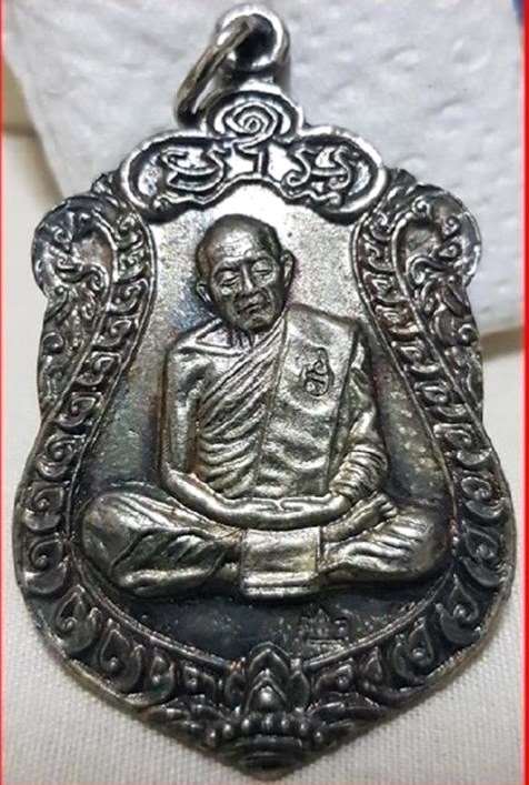 เหรียญเสมากะหลั่ยเงินสวยๆจมูกโด่งคมชัดโค้ดชัดเจนหลวงปู่ทิม มงคลศิลาฤกษ์ ปี ๒๕๓๗ พร้อมกล่องเดิม