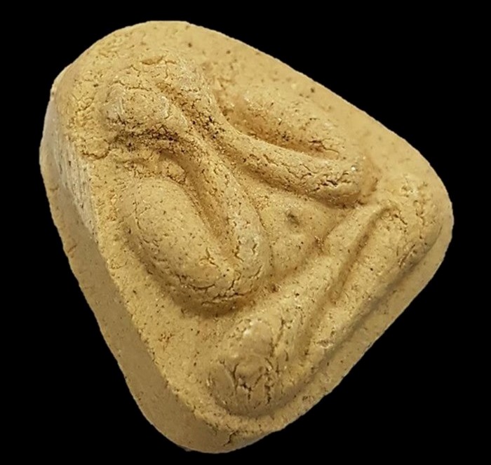 ปิดตาวัดยายร้า เนื้อเหลือง(ว่านดอกทอง) ปี 16 หลวงปู่ทิมปลุกเสก หลังเต็มยันต์เด้งสวยๆครับ