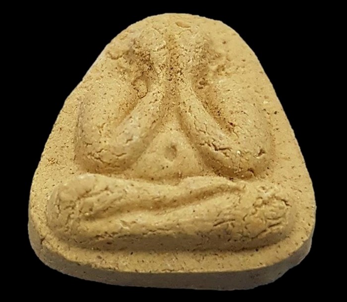 ปิดตาวัดยายร้า เนื้อเหลือง(ว่านดอกทอง) ปี 16 หลวงปู่ทิมปลุกเสก หลังเต็มยันต์เด้งสวยๆครับ