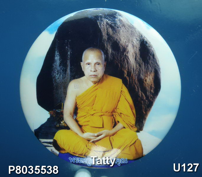 เข็มกลัด พ่อท่านเขียน วัดกระทิง จันทบุรี(ขนาดเส้นผ่าศูนย์กลางประมาณ 2 นิ้ว)
