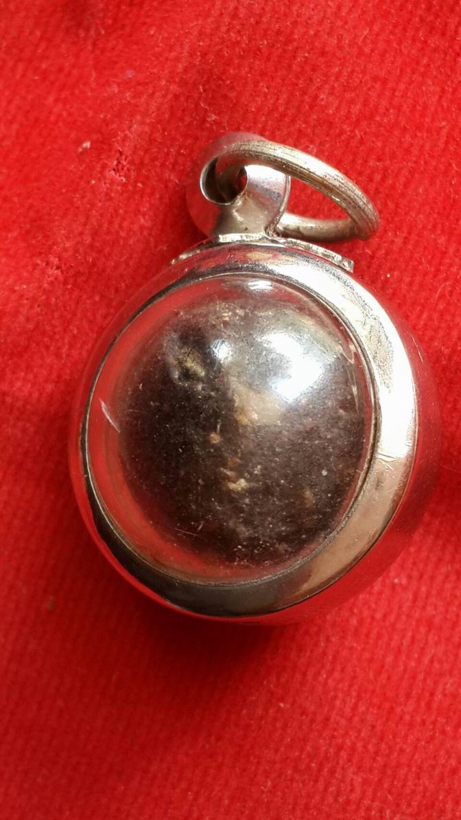 ลูกอมหลวงปู่หมุนยุคแรก ฝังตะกรุด สุดแสนหายากครับ