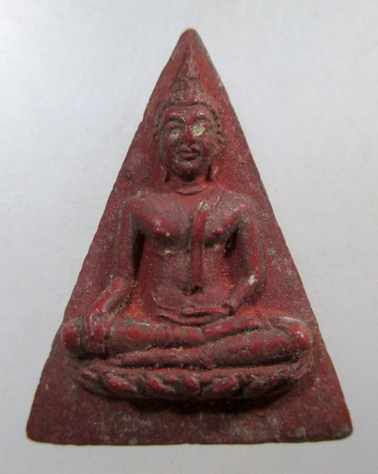 ๒๐ พระผงสามเหลี่ยม เนื้อแดง