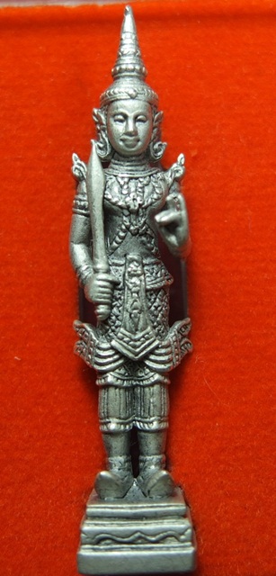 รูปหล่อพระสยามเทวาธิราช ล.ป.บัว อาจารย์แดง วัดไร่ปัตตานี้ มังคลาภิเษก ปี 2556 เนื้อโลหะชุบเงินรมดำซา