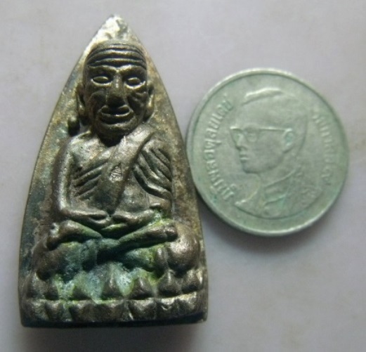 **วัดใจ**หลวงปู่ทวดเตารีด หลังลายเซ็น เนื้อนวะพรายเงิน ตอกโค้ด คอจุด วัดบวรฯ ปี 2543**สวยๆ เชิญชม 