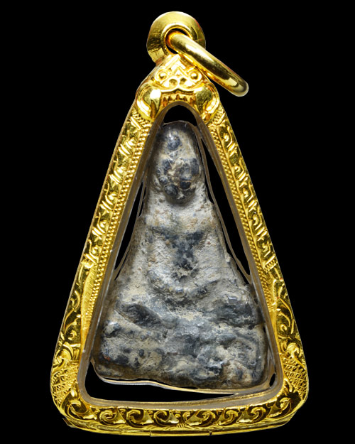 พระร่วงนั่ง กรุบ้านโต้น จ.ขอนแก่น เนื้อตะกั่วสนิมแดง สภาพสวยมาก+ตลับทองคำ10.30กรัม+บัตรรับรองครับ