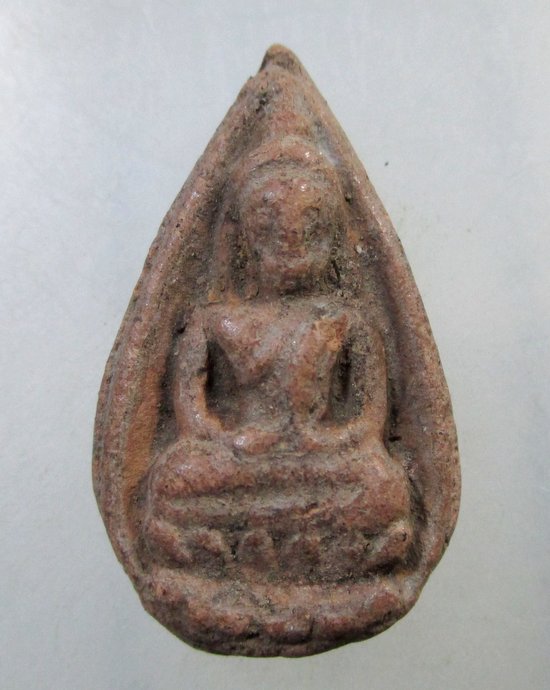 ๒๐ พระเนื้อดินกลีบบัว