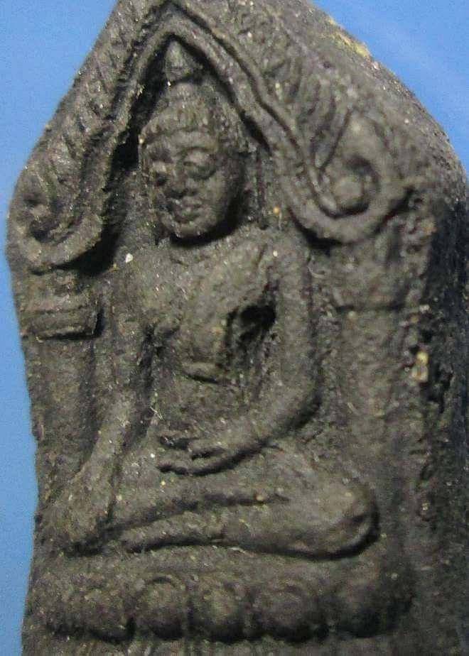 พระขุนแผนทรงพลเล็ก ด้านหลังฝังตะกรุดเงิน1ดอก เนื้อผงยาจินดามณีหลวงปู่หมุนปลุกเสกออกวัดซับลำใยปี42