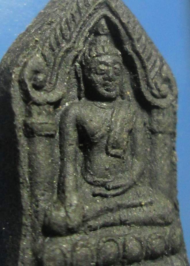 พระขุนแผนทรงพลเล็ก ด้านหลังฝังตะกรุดเงิน1ดอก เนื้อผงยาจินดามณีหลวงปู่หมุนปลุกเสกออกวัดซับลำใยปี42