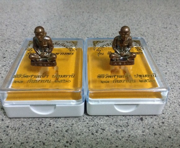 รูปหล่อองค์ลอยเซียนแปะโงว้กิมโคย รุ่น ฟ้าประทานพร  2 องค์ เคาะเดียวแดง