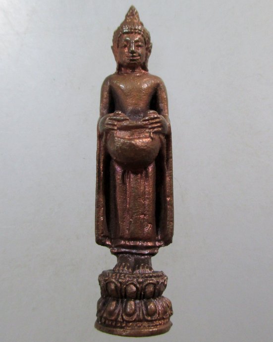 ๒๐ รูปหล่อพระอุ้มบาตร ยืน