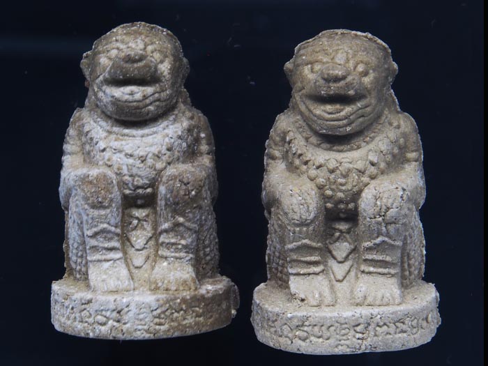 MHKP 3p..มาคู่ 2 ตน (เนื้อเทา หลังฝังพลอย ออกวัดสุทัศน์ หายาก) หนุมานชมภูนุช  หลวงปู่หมุน ฐิตสีโล