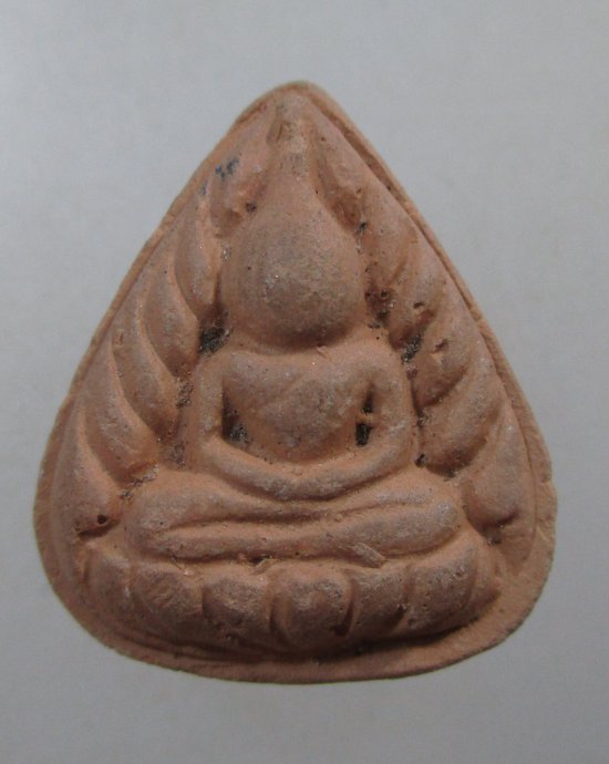 ๒๐ พระกลีบบัวเนื้อดิน หลังยันต์