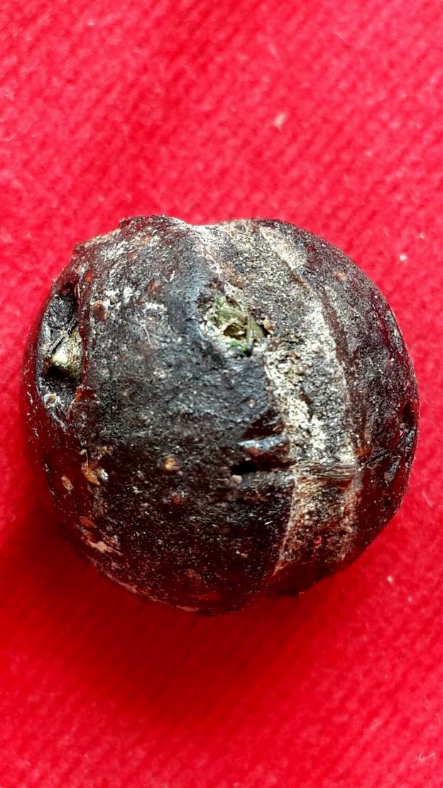 ลูกอมหลวงปู่หมุนยุคแรก ฝังตะกรุด สุดแสนหายากครับ