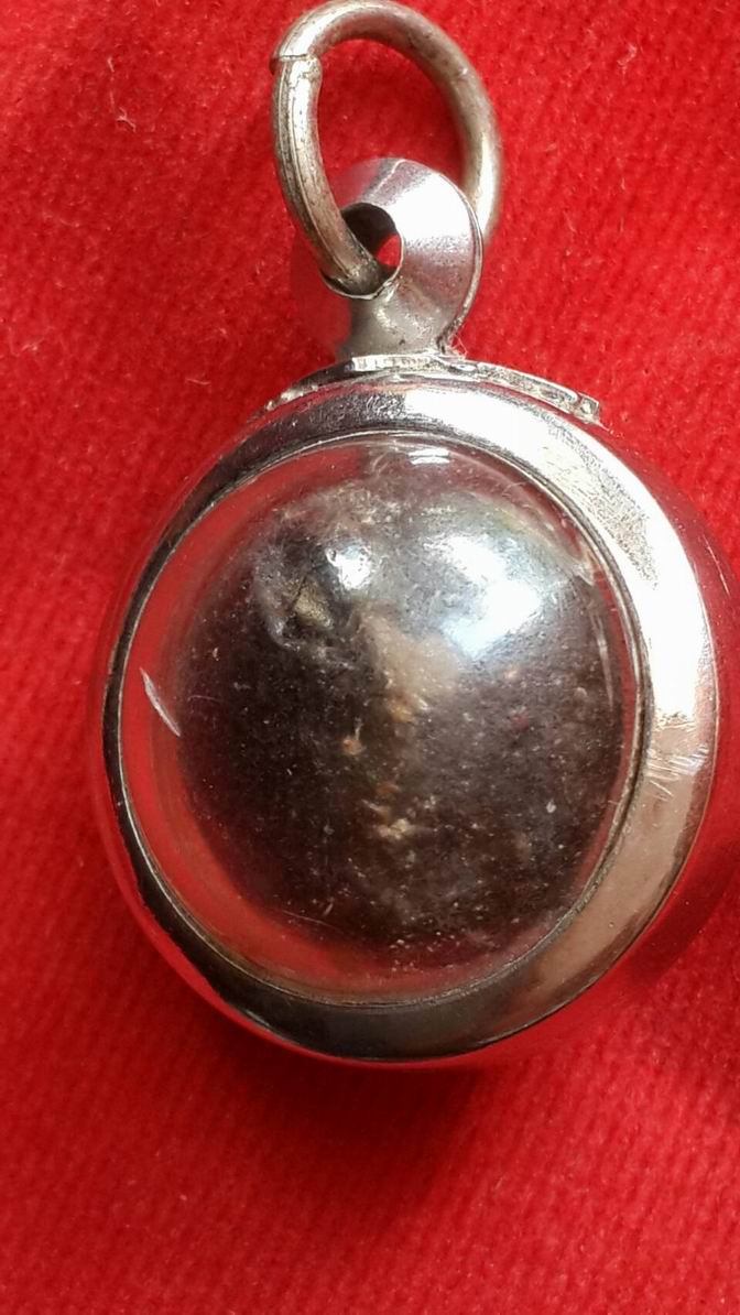 ลูกอมหลวงปู่หมุนยุคแรก ฝังตะกรุด สุดแสนหายากครับ