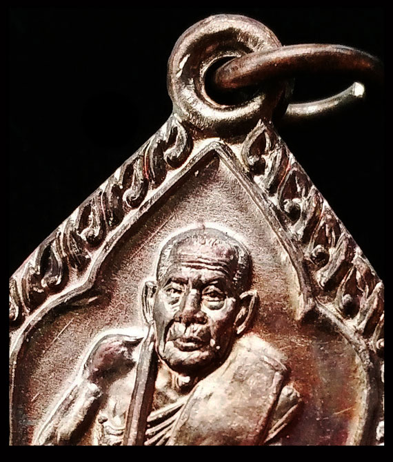 เคาะเดียว เหรียญหยดน้ำหลวงปู่หมุน วัดบ้านจาน อายุ106 ปี43 ผิวปรอทรุ้ง ๆ เดิมๆ จมูกโด่งๆ 