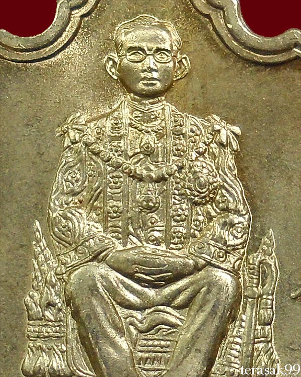 เหรียญในหลวงนั่งบัลลังก์ ฉลองครองราชย์50ปี พิมพ์นิยมพระเกศาชัด มีเม็ดตา กระบี่ยาวปลายมีปลอก (9) 